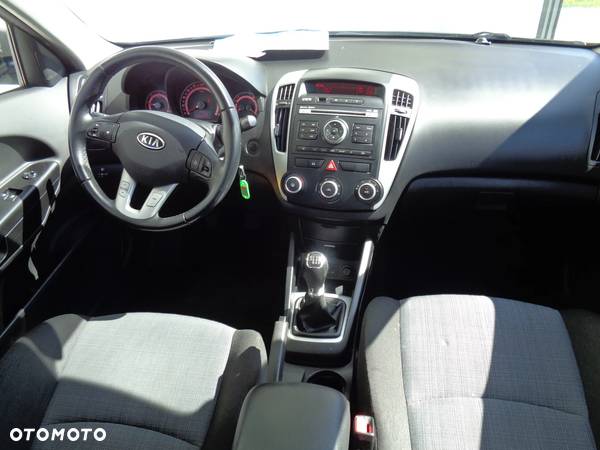 Kia Ceed - 11