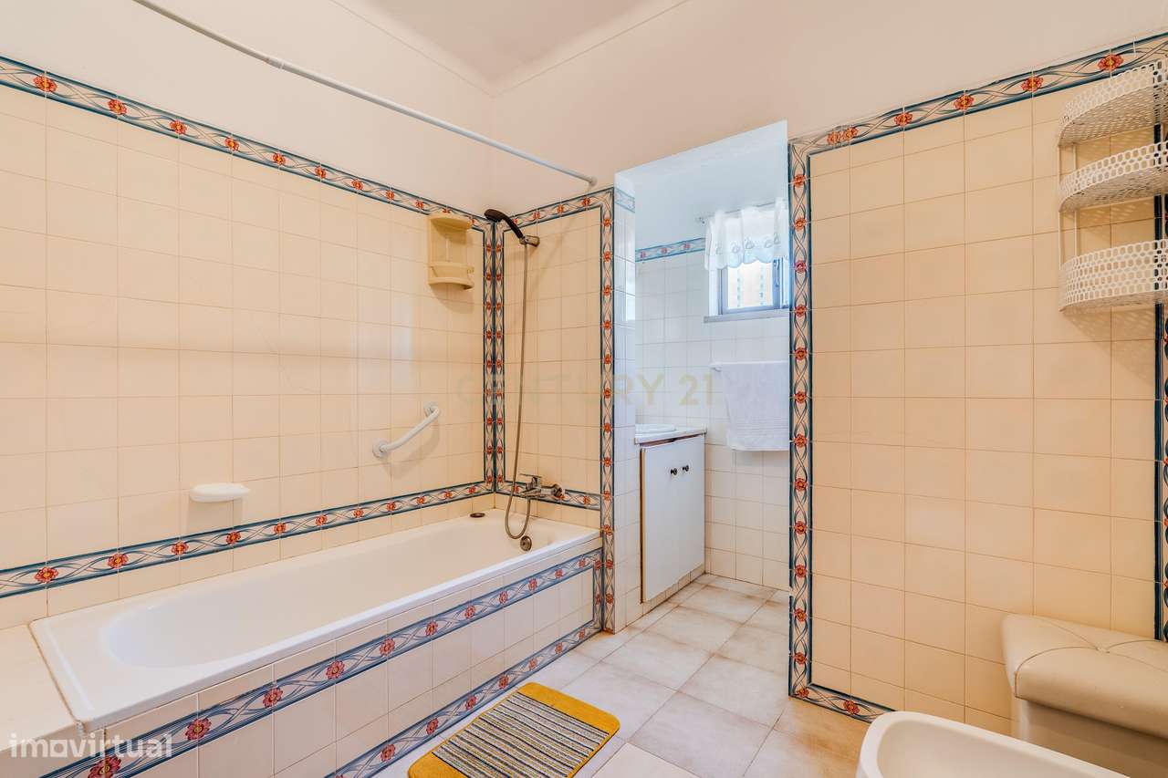 Moradia Bifamiliar T3 + T1 com Piscina  junto aos Campos de Golfe de A-21
