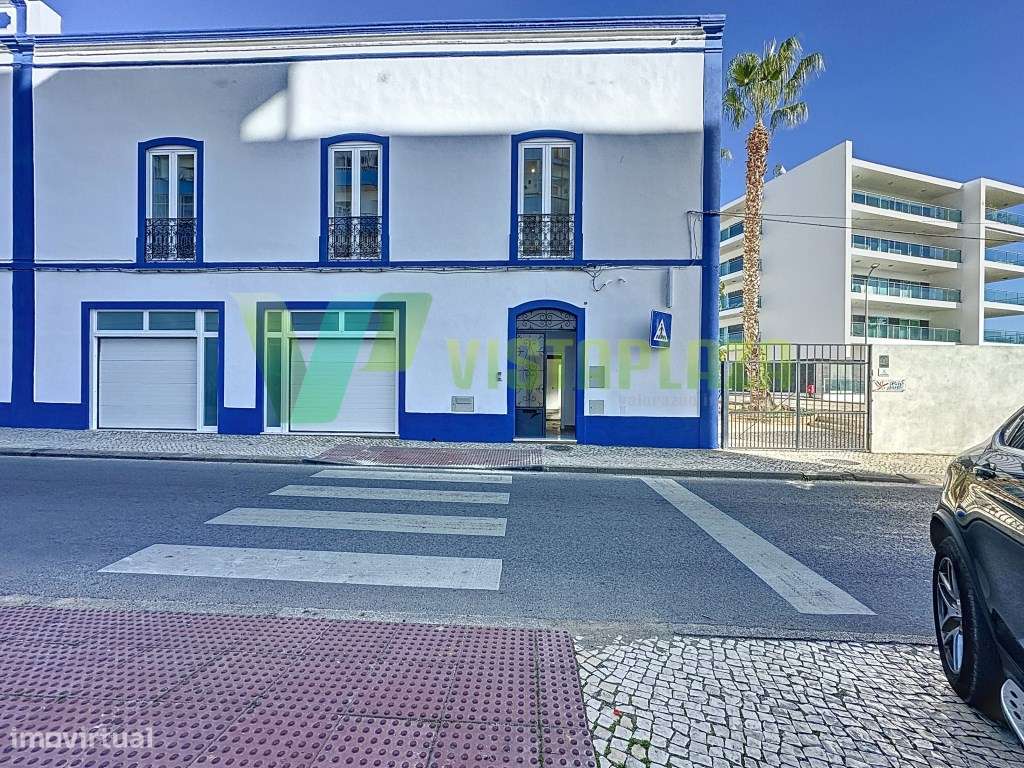 Moradia Geminada T2+2 Remodelada com Garagem, Espaço Exterior e Exc...-0