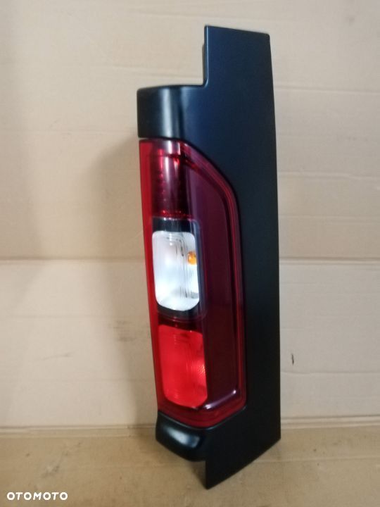 Lampa Prawy Tyl Trafic III Vivaro B 2015- Kompletna - 1