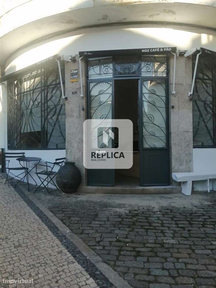 Loja no centro do Porto, na emblemática Rua de Camões. - Grande imagem: 1/7