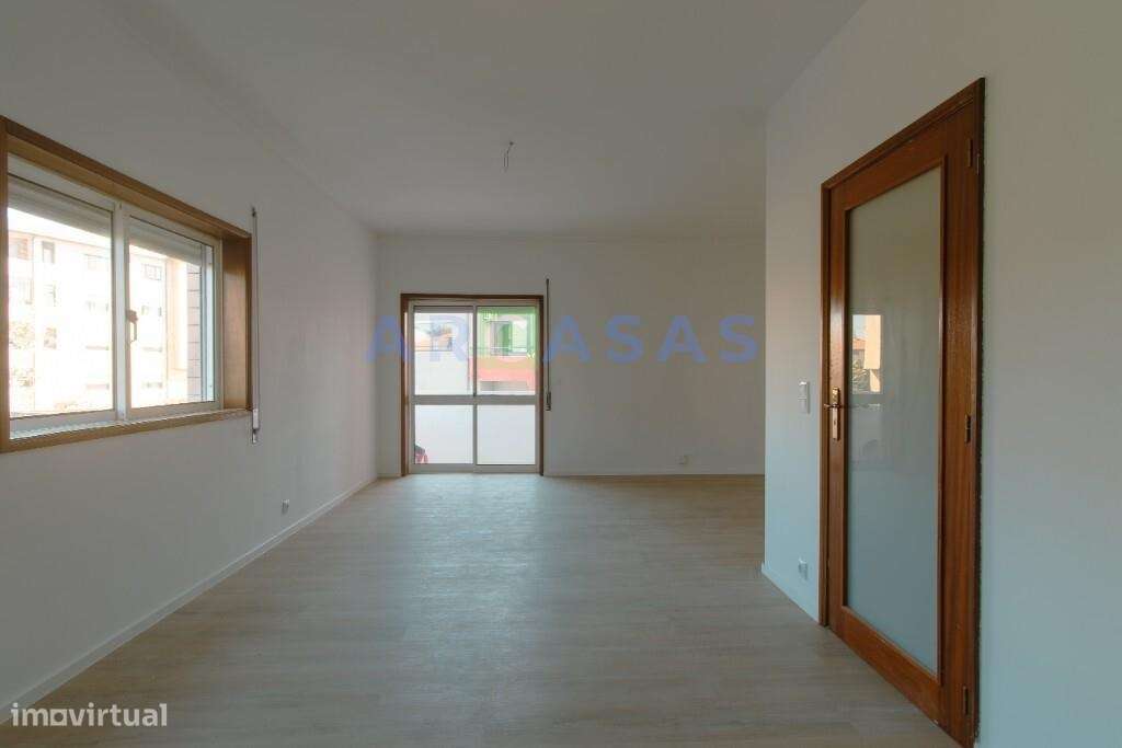 Apartamento T2 renovado, com lugar de garagem e varanda em Baguim do M-7