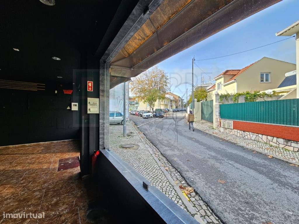 Prédio com Comércio e 2 apartamentos, em Mem Martins, Sintra-22