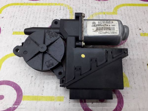 Motor de Elevador de Vidro Frt / Dto VW Polo 1.9 TDi 100Cv de 2003 - Ref : 6Q2959801A - NO330006 - 3