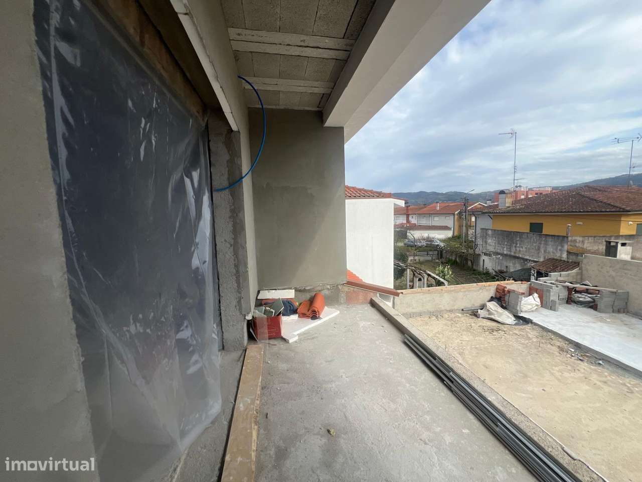 Moradia T4 em Fase Final de Construção com Piscina — Centro de Chaves-16