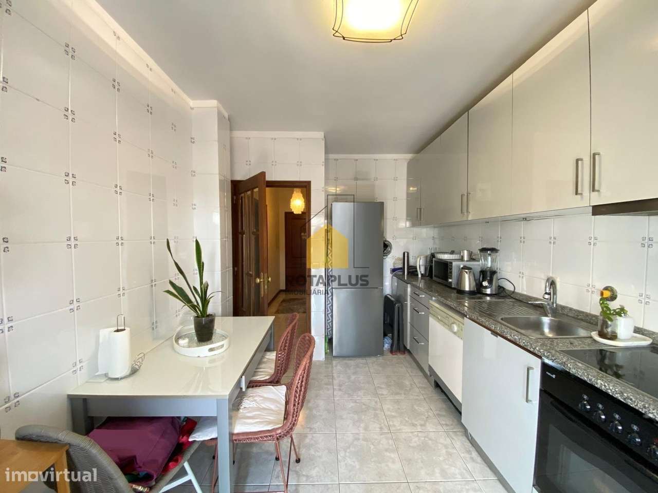 Apartamento T1+1 com Excelente Varanda e Garagem-10