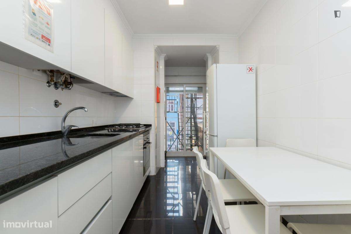 Quarto - localizado em Intendente Lisbon - Grande imagem: 3/17