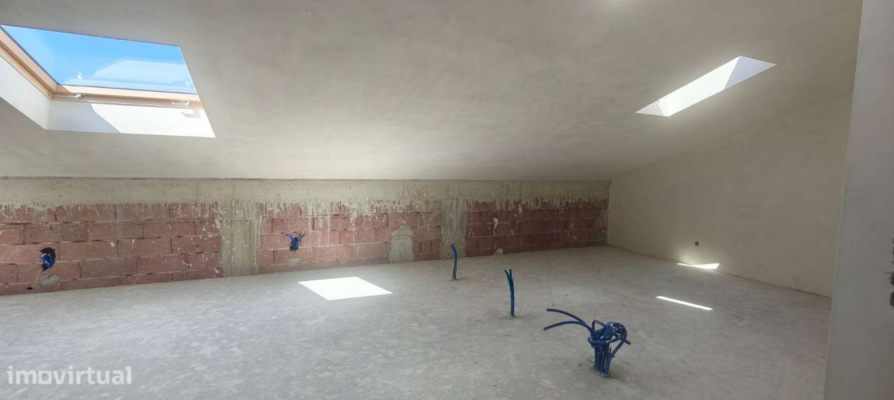 Apartamento T4 com varanda e garagem. Junto à cidade-11