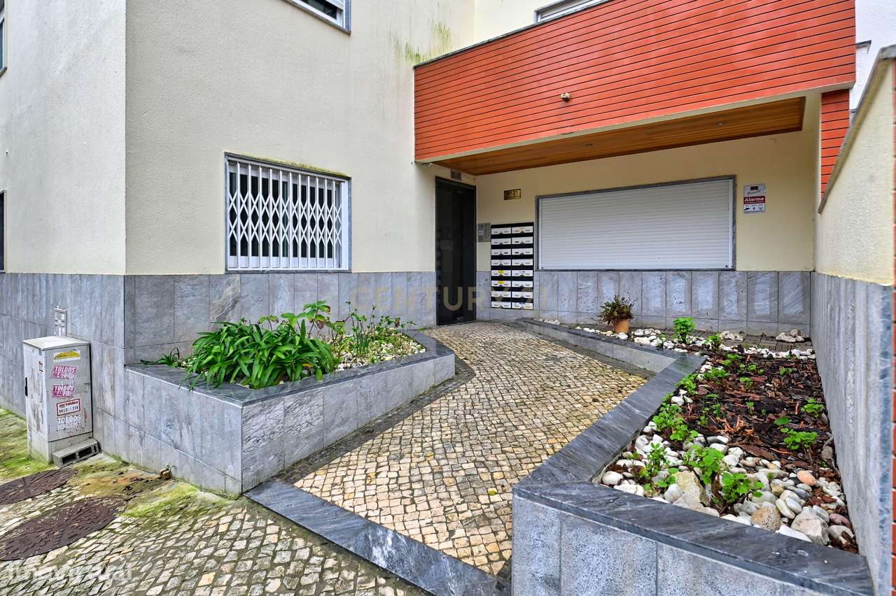 Apartamento T2 com garagem box e acessos adaptados na Urbanização Oute-23