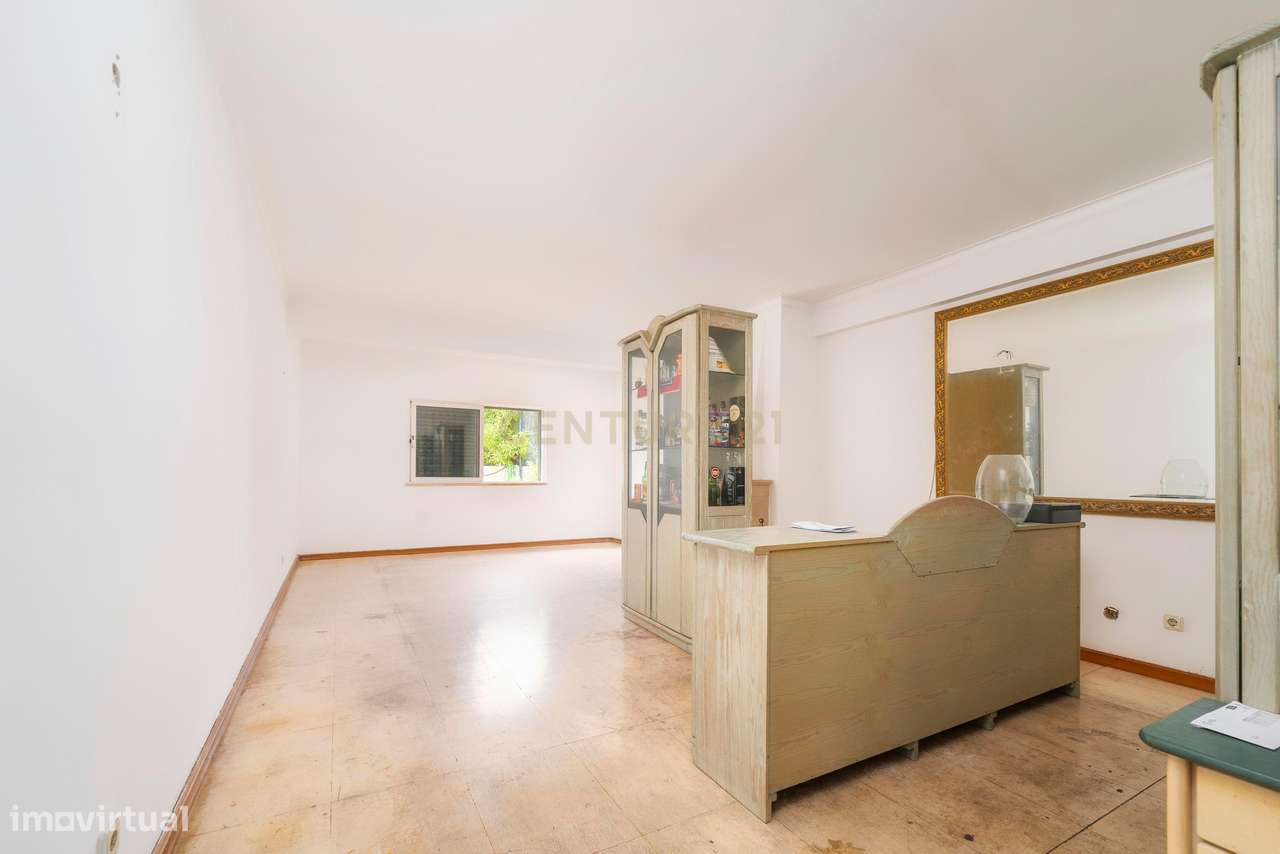 Apartamento T4 com garagem em condomínio com piscina no centro de Albu-9