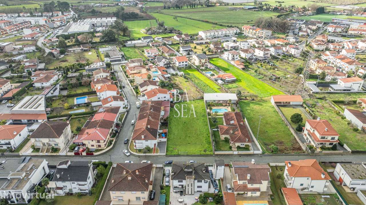 Lote de Terreno Urbano com 1.534m2 para construção de Moradia Individu-7