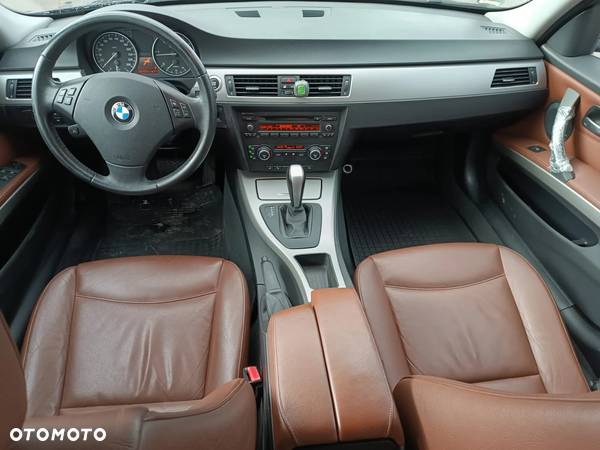 BMW Seria 3 320d DPF Touring - 8