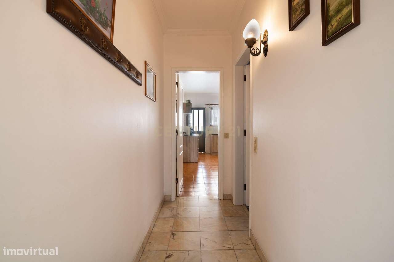 Moradia T4 com Anexo T2 Independente | 400 m² de Construção | Lote de-16