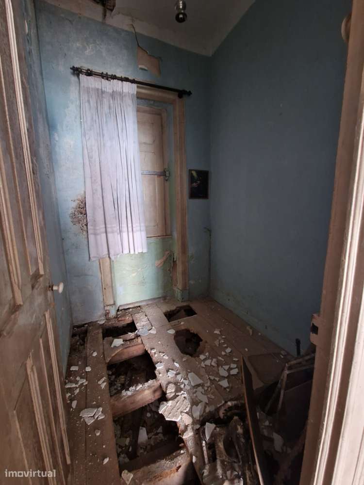 Moradia de dois pisos para remodelar - centro da Amadora-20