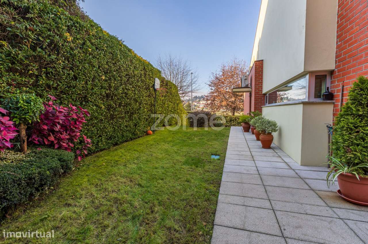 Moradia Geminada T3 em Aldão-24