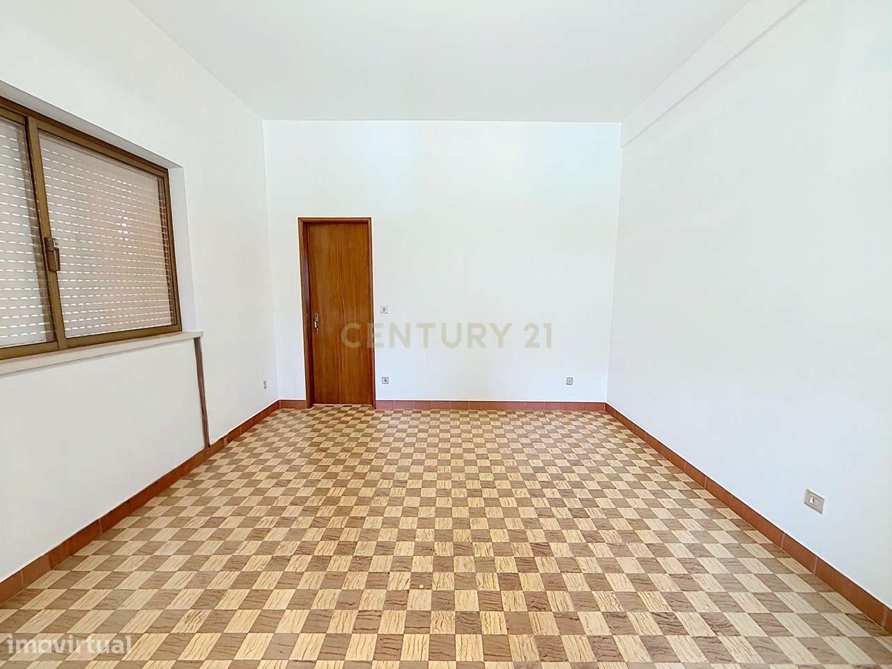 Moradia Espaçosa com 5 Quartos, Garagem Dupla e Vistas Deslumbrantes s-20