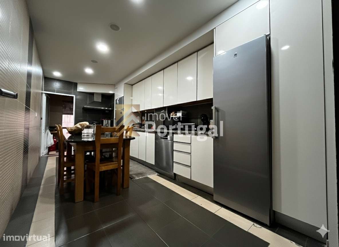 Amplo Ap. T4 Equipado, Prédio com Garagem Box e 2 Elevadores-0