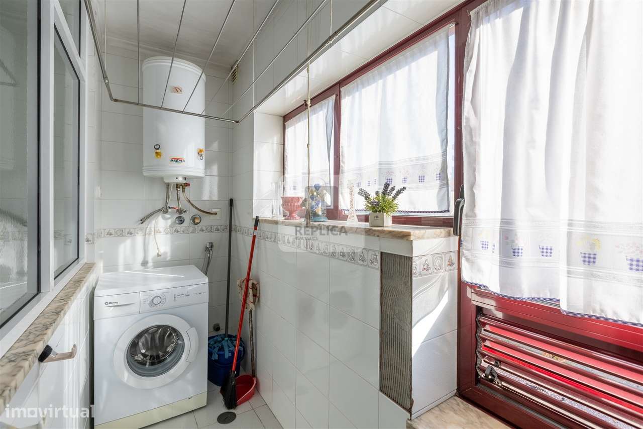 Apartamento T2 com varanda e Garagem em Matosinhos-16