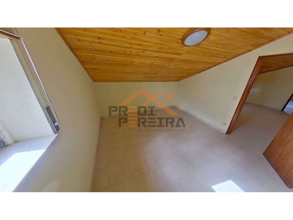 Situada em São João das Lampas, moradia T3 com terreno.-24