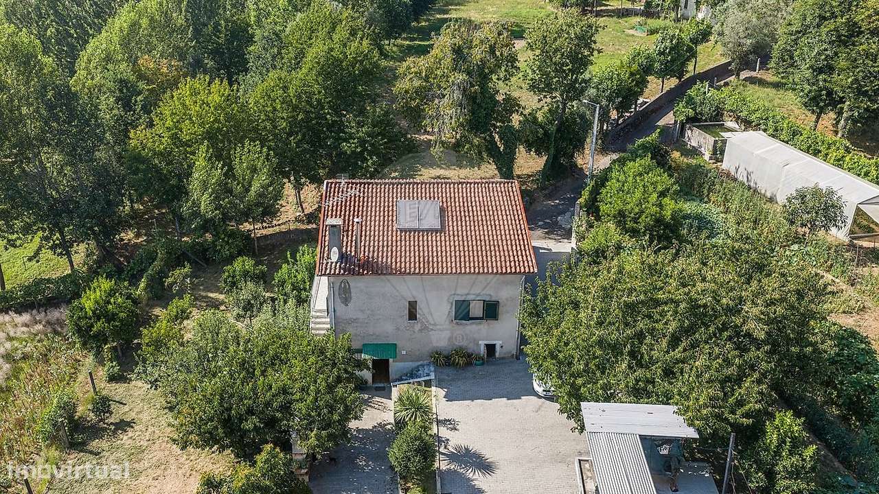 Moradia T4 com Terreno e Árvores de Fruto em Moure, Vila Verde-16