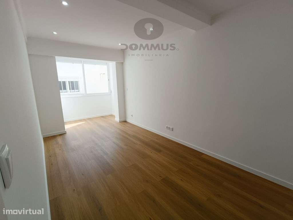 Apartamento T2+1 Renovado na Buraca-18