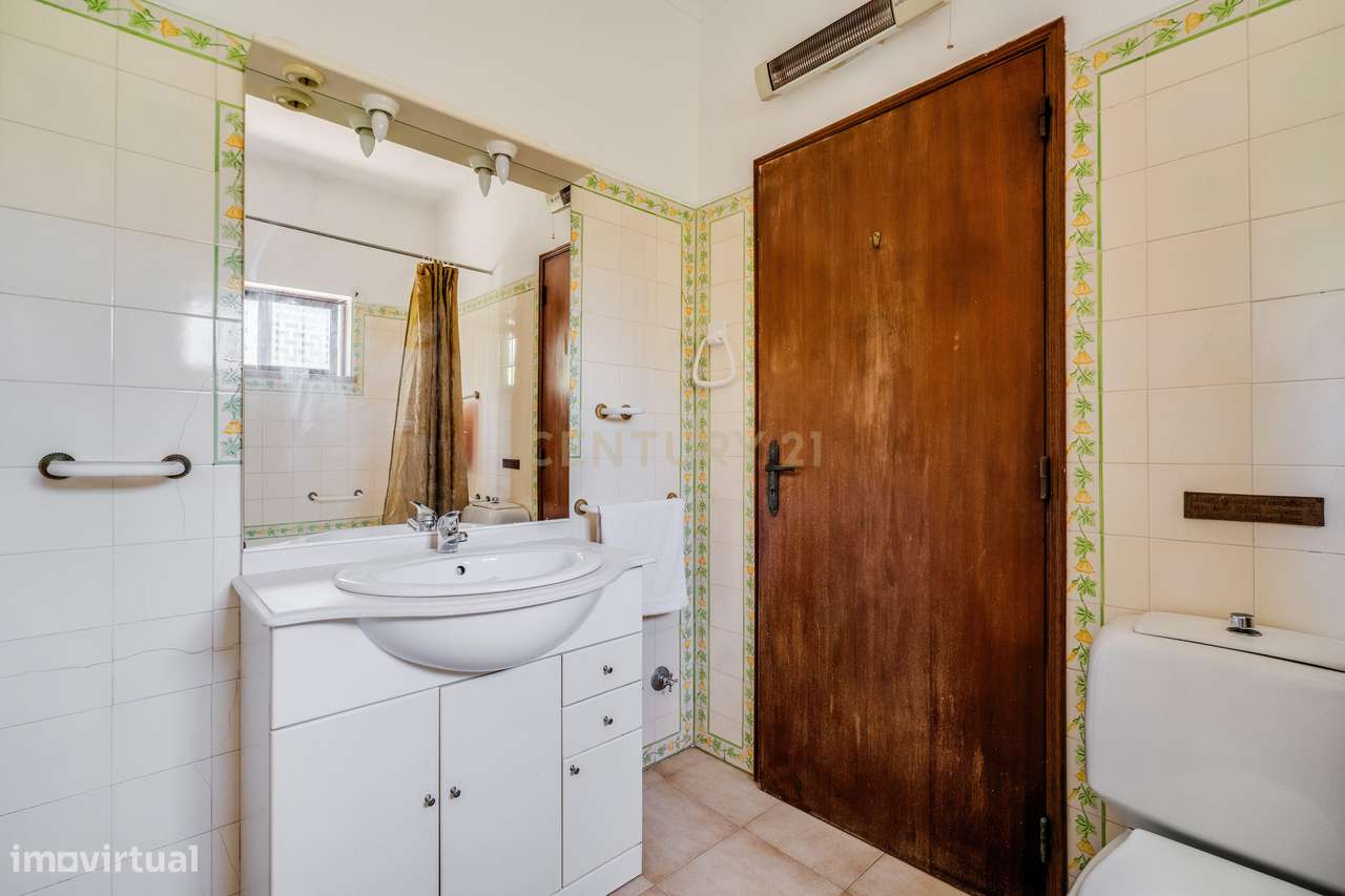 Moradia Bifamiliar T3 + T1 com Piscina  junto aos Campos de Golfe de A-13