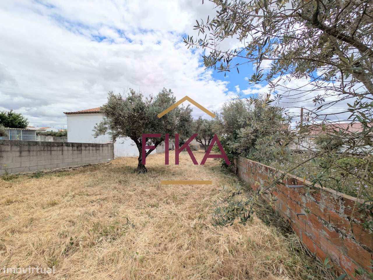 Moradia T3 para recuperação total com 679m2 de terreno-26