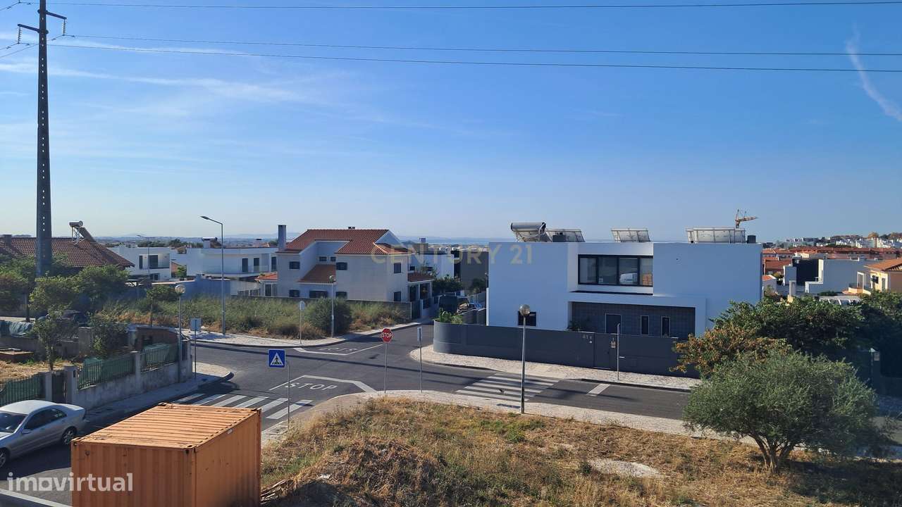 Moradia Isolada unifamiliar com piscina e garagem-12