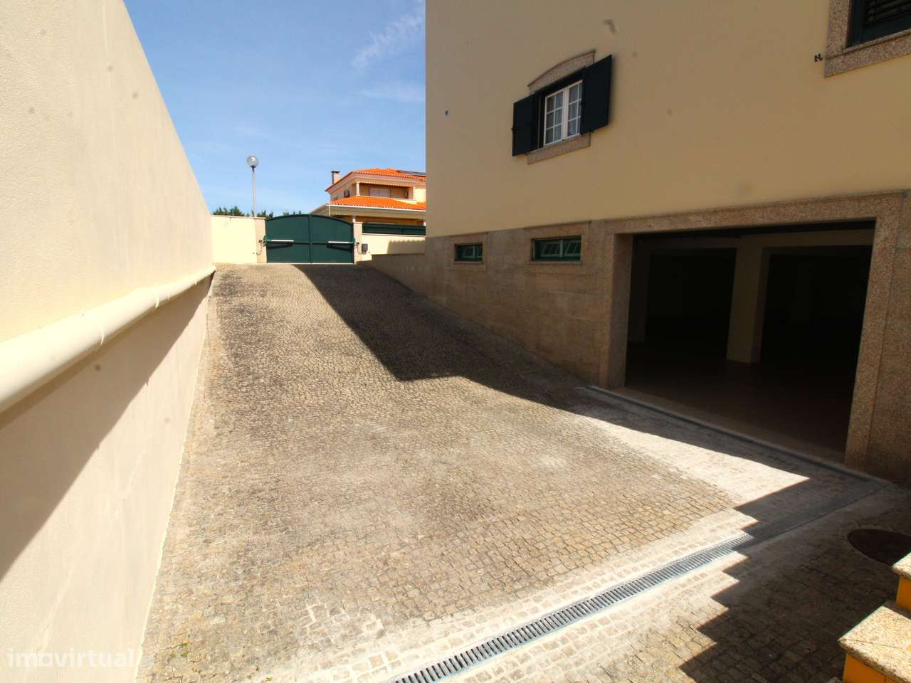 Elegante Moradia T4 Familiar-51