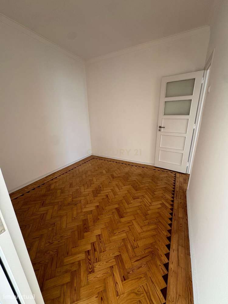 Apartamento T1+1 Renovado em Águas Livres, Amadora-9