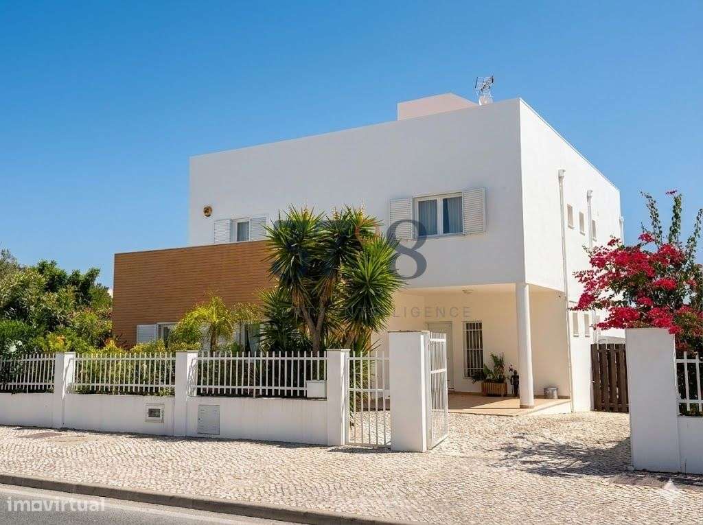 Fuseta: Moradia Contemporânea de 5 Quartos com Piscina Aquecida, Terra-13