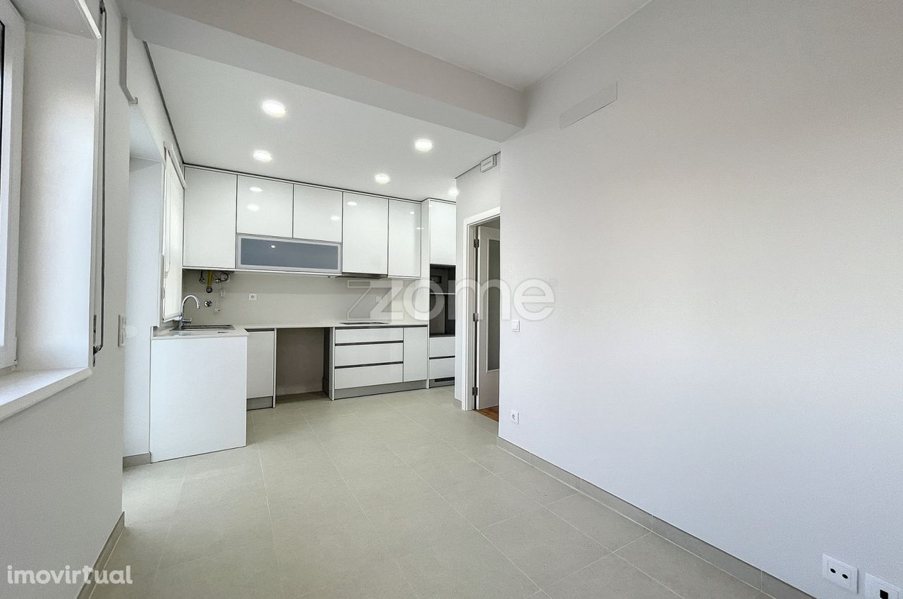 Apartamento Remodelado | Excelente localização | Boas Áreas