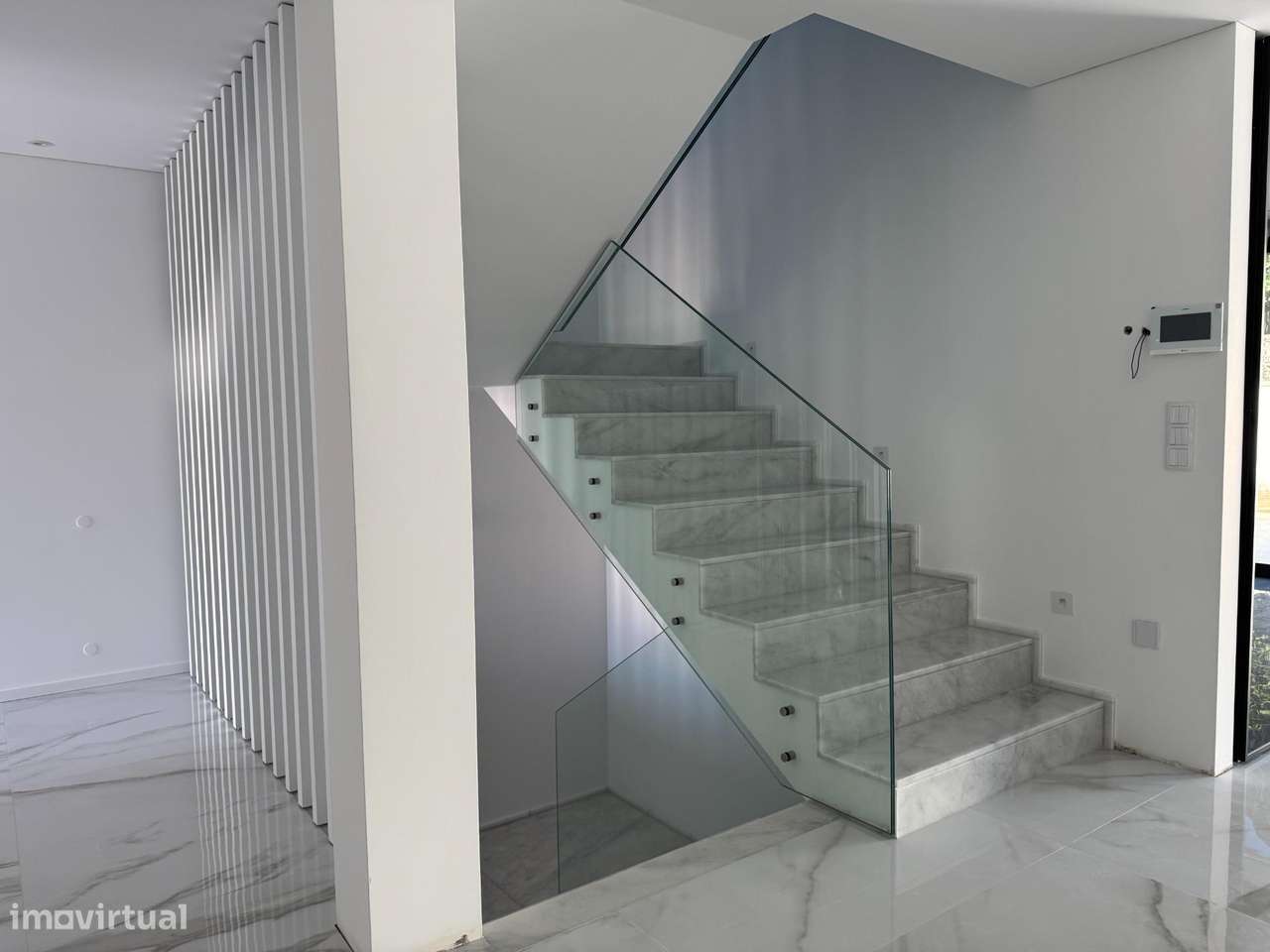 Moradia de Gaveto com dois pisos e garagem lateral-14