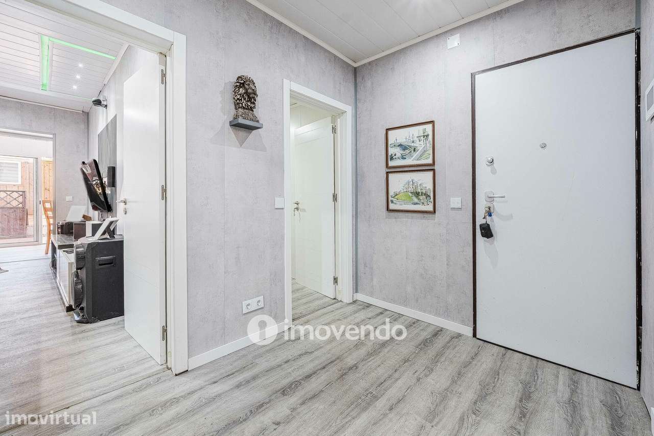 Apartamento T2, com logradouro grande, em Odivelas-35