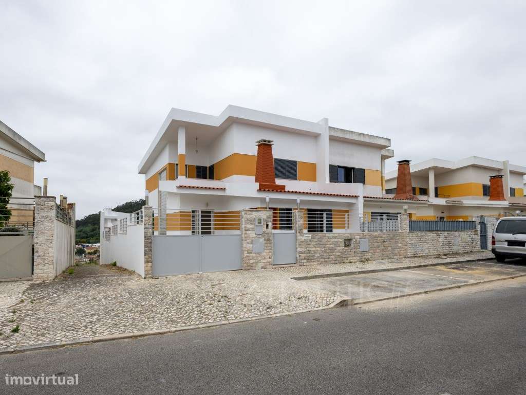 Moradia T3 Amadora com Excelentes Áreas e Espaço Exterior-36