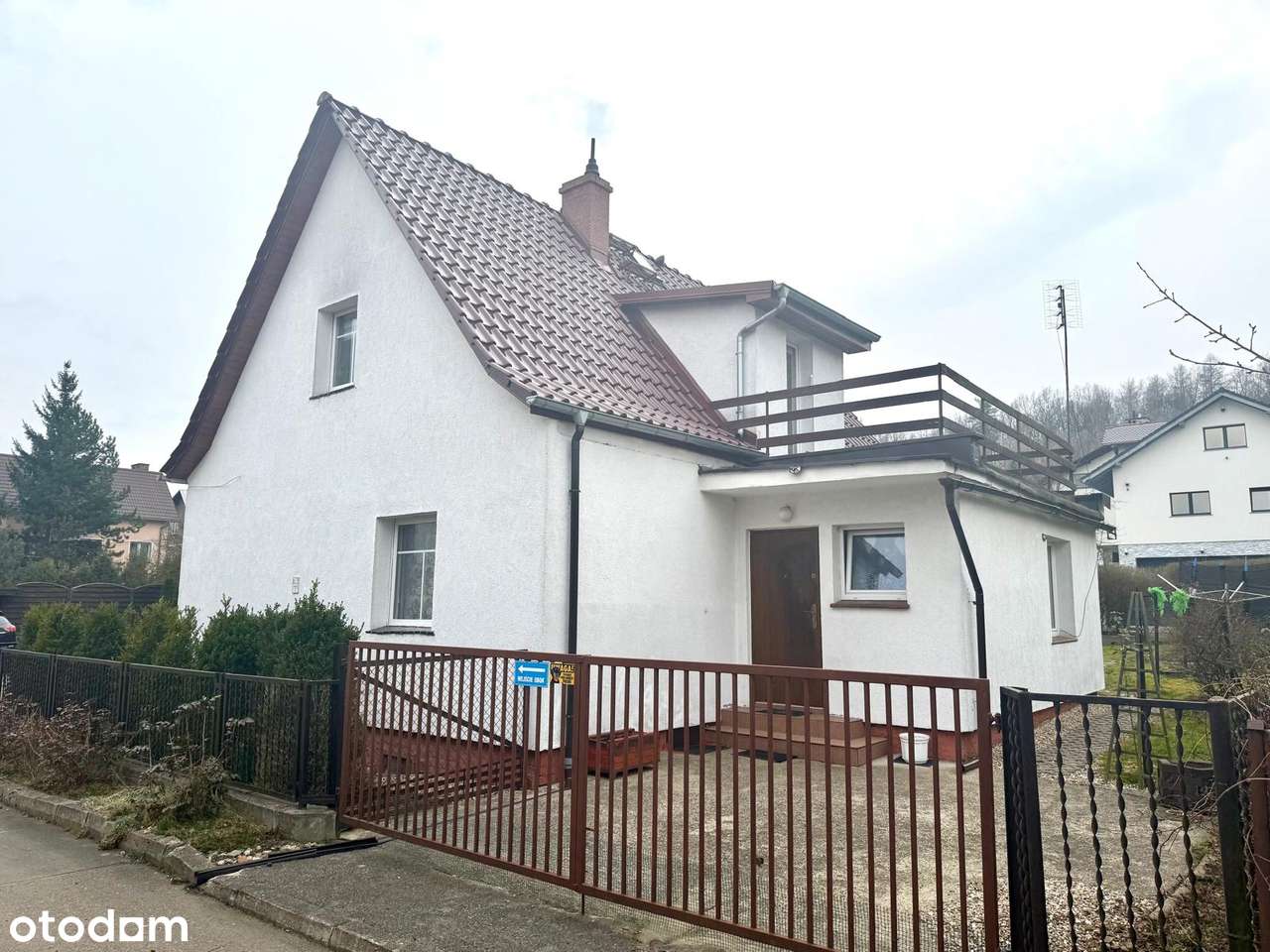 Zadbany dom na osiedlu Czarne Jelenia Góra.-0