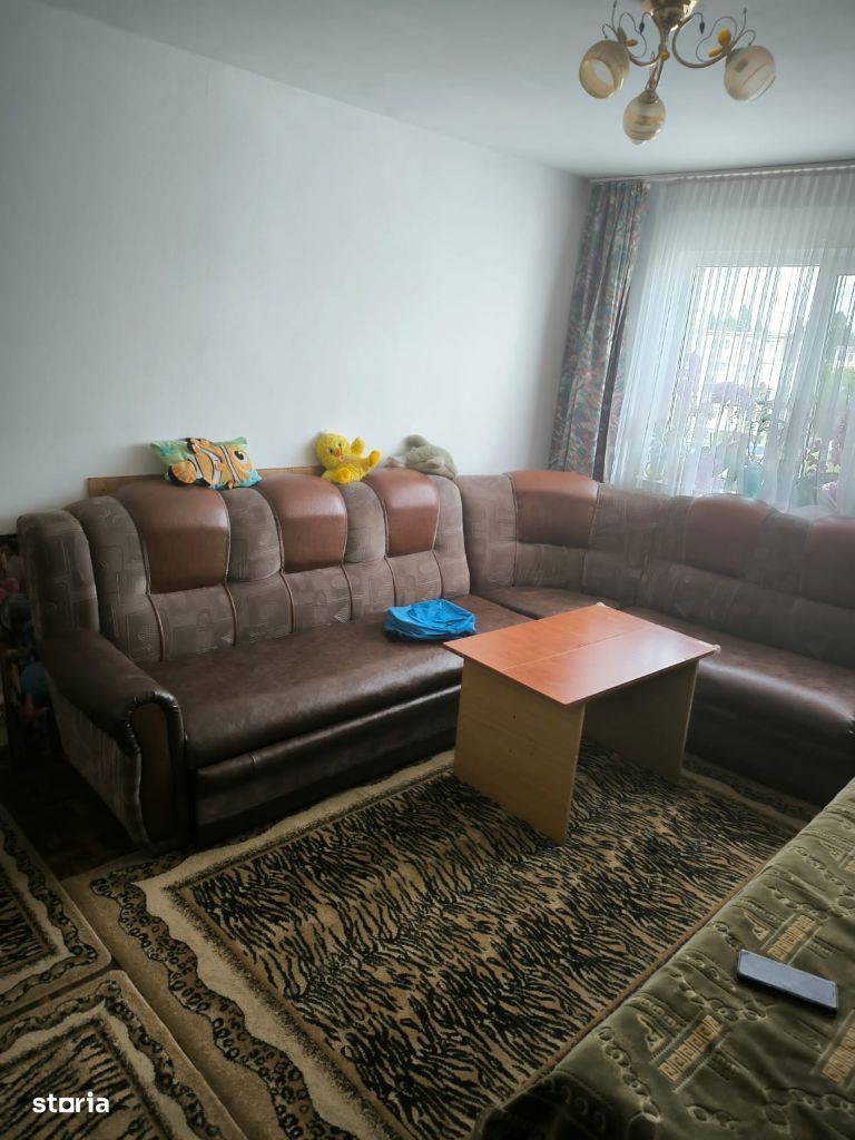 Vand apartament cu 3 camere semidecomandat zona Big Vechi