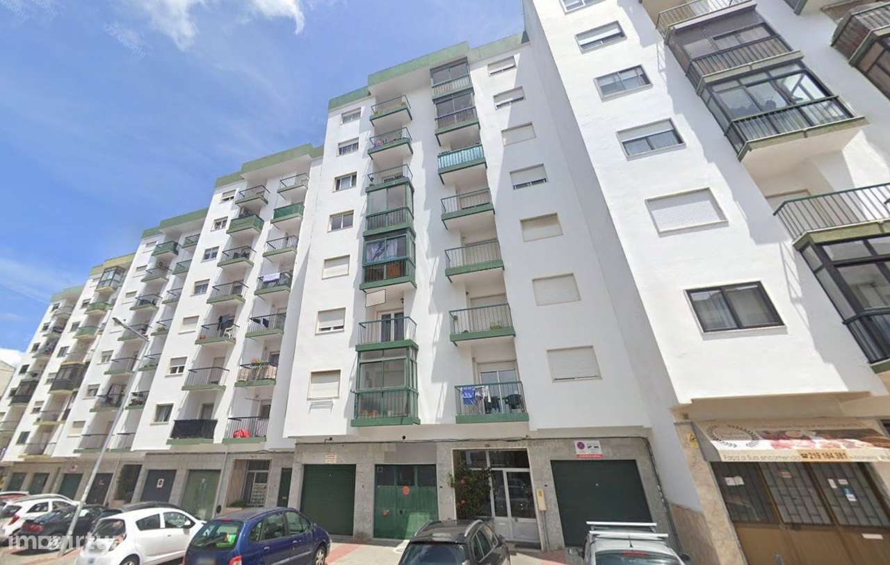 Apartamento T2 com Boa Exposição Solar em Rio de Mouro-0