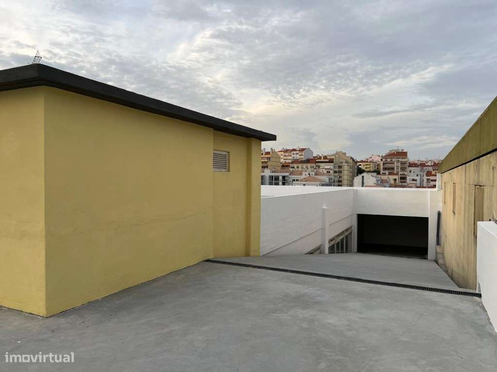 ARMAZÉM À VENDA NO PRIOR VELHO - Grande imagem: 5/34