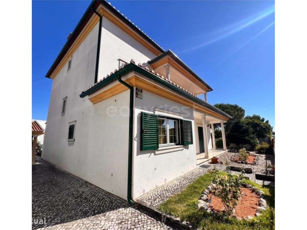 Luxuosa Moradia T4 com Espaço Exterior Amplo no Entroncamento - Grande imagem: 5/36