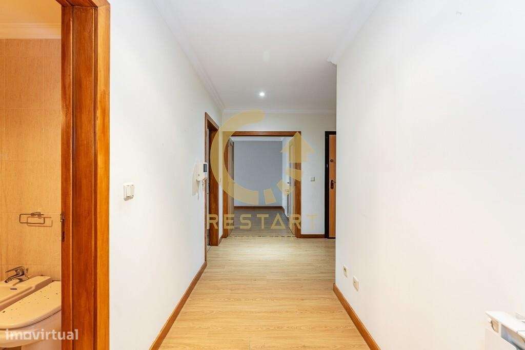 Apartamento T3 com excelente exposição solar, box fechada e junto ao m-13