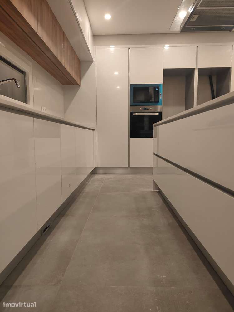 Oferta 1% do valor de aquisição - Moradia T4 com 3 Suítes com piscina - Grande imagem: 3/32