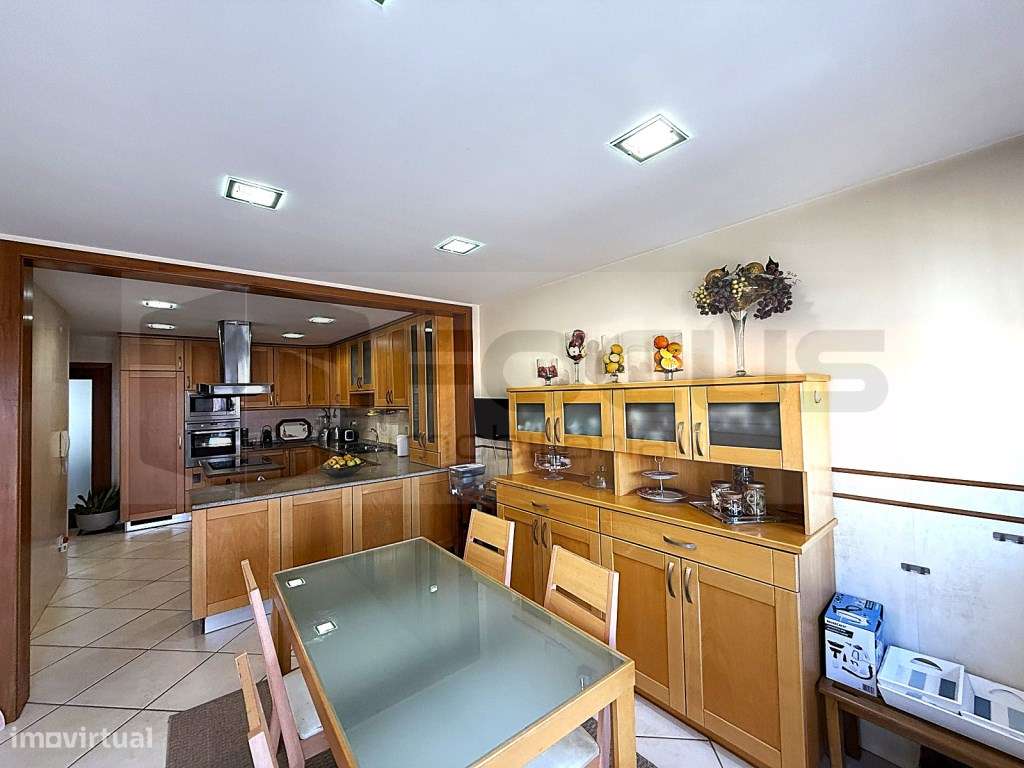 Espaçosa moradia T4 para venda em Esgueira-10