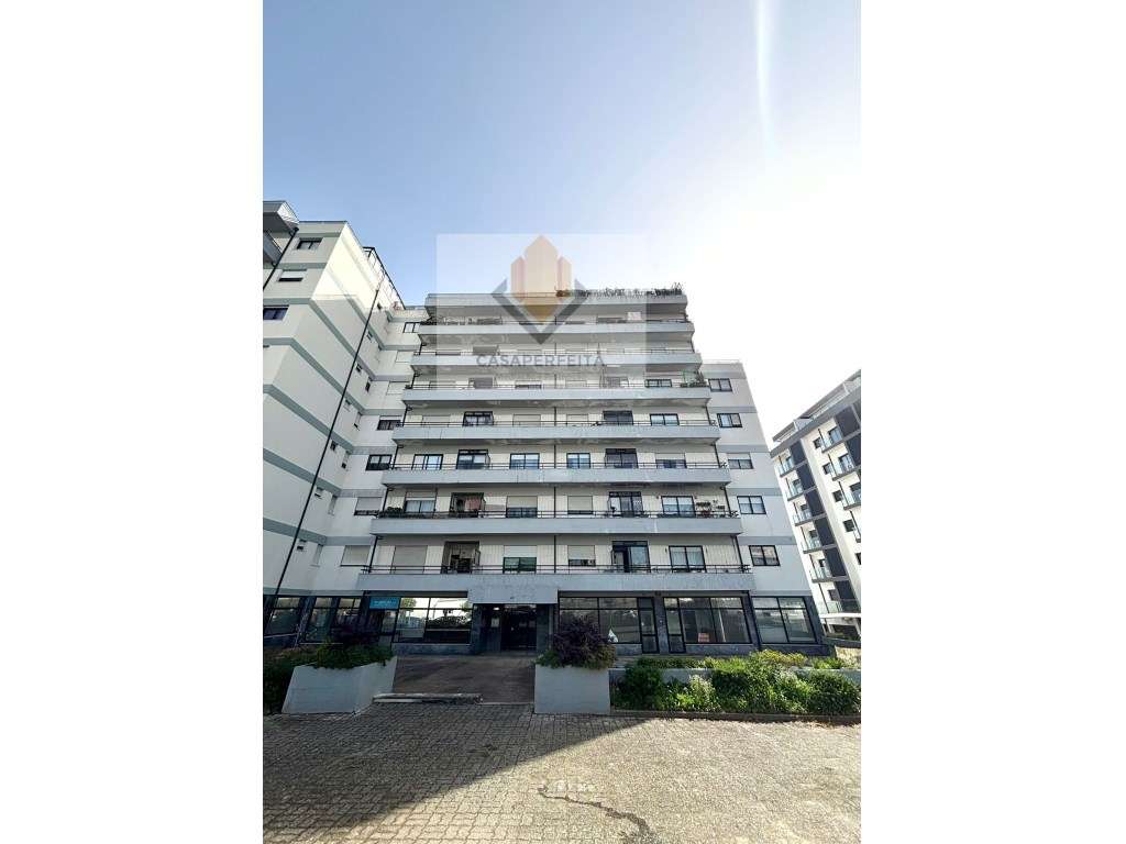 Apartamento T2 com Varanda Fechada e Lugar de Garagem - Junto ao El...-25