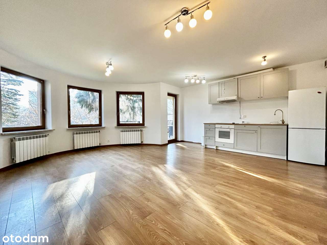 Gotowe 2 pokoje z ogródkiem, garażem i p. gospodarczym | Metro Trocka-1