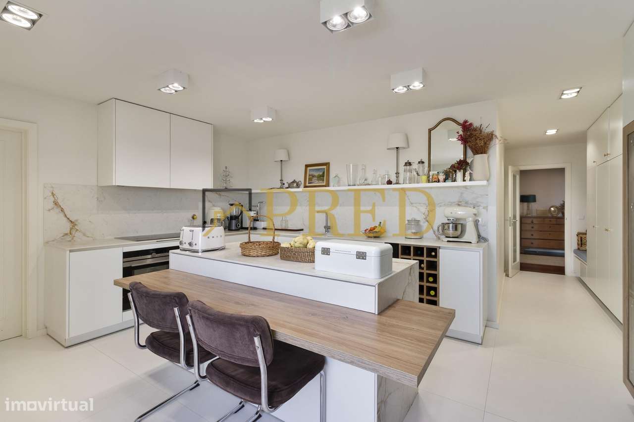 Apartamento T5, inserido no condomínio fechado 'Edifício Plaza'-16