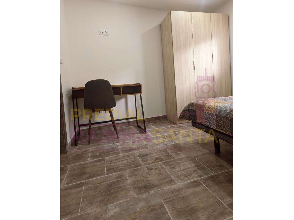 Prédio c/ três apartamentos T4 e lavandaria - Coimbra-17