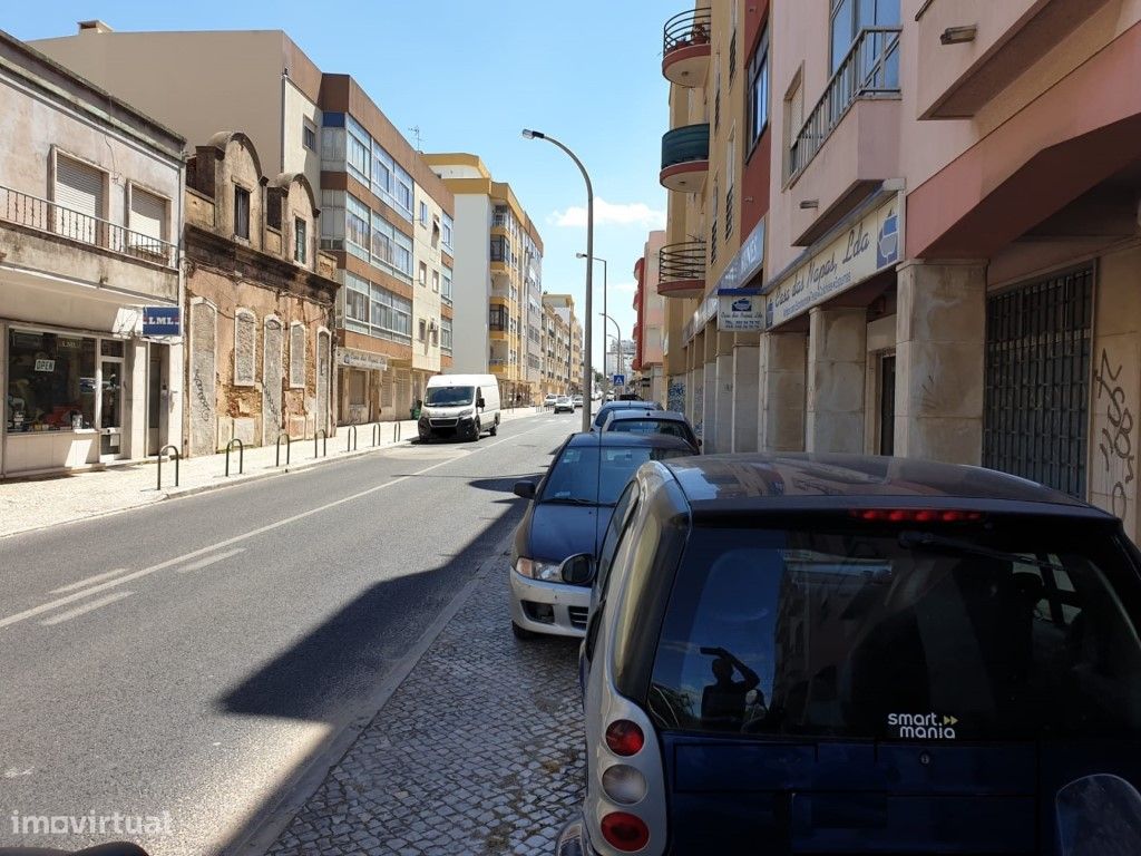 Loja - Pinheirinhos - Bem Localizada