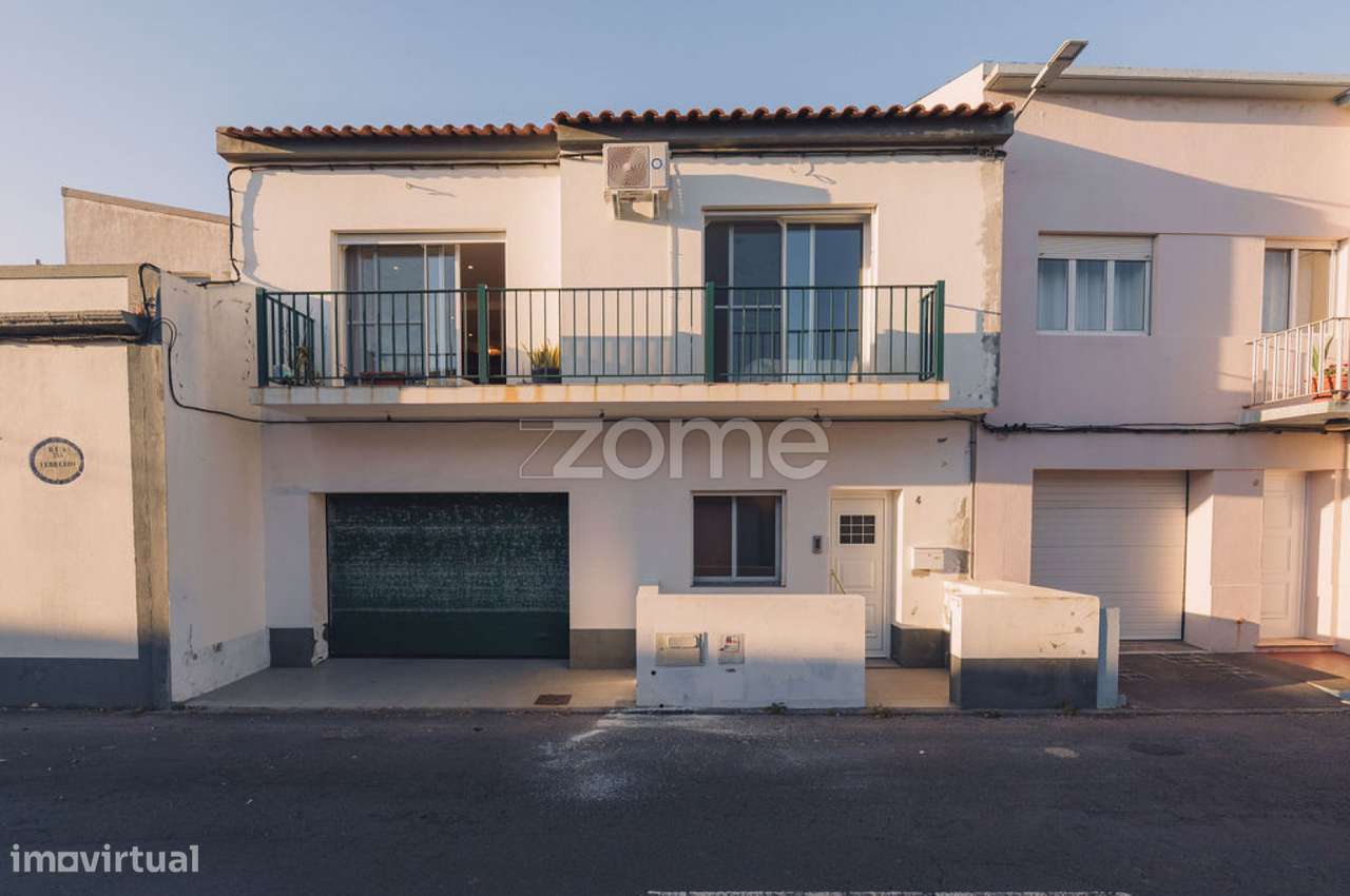 Moradia T2+1 Renovada a 100m do Mar – São Roque-1