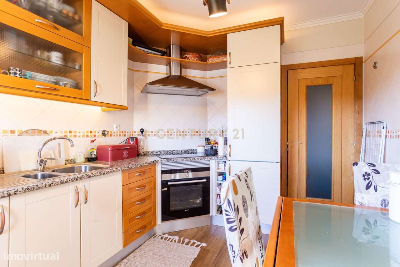 Apartamento T2 na Ribeirada com Garagem e Arrecadação-29